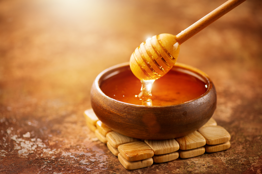 honey dipper in bowl of honey